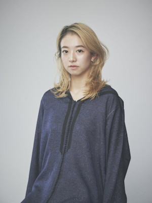 大人可愛いペールベージュミディアムレイヤー