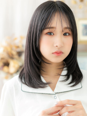 透明感グレージュアッシュレイヤーセミディ　姫カットレイヤー