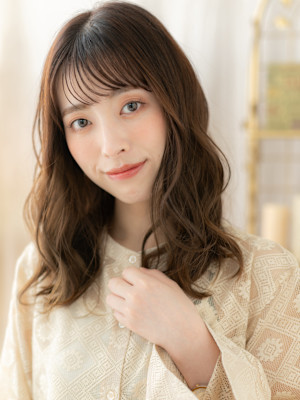 大人可愛いフェザーバング小顔ゆるふわミディ　くすみベージュ