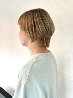 2ブリーチベージュカラー・耳掛け前下がりショート