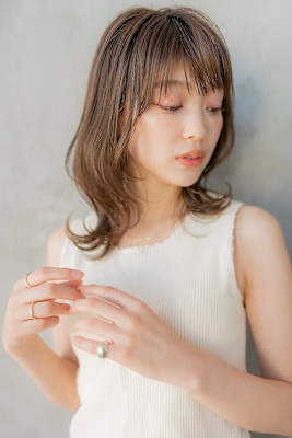 ボブカーキグレージュ大人かわいいフェザーバングマッシュくびれ