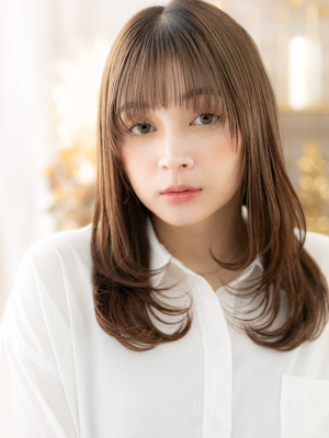 アースカラーワンカールストレートレイヤー　くすみベージュ