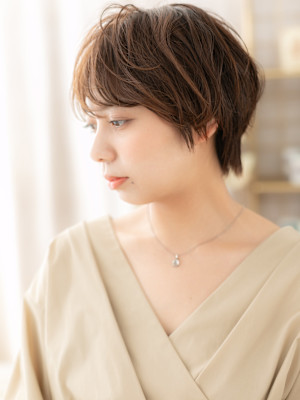 斜めバングひし形レイヤーマッシュショート　フェザーショート