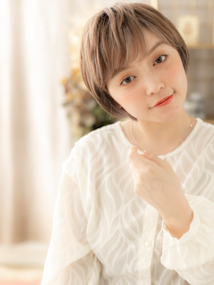 ハイライトカラーオン眉小顔こなれショート　細めハイライト