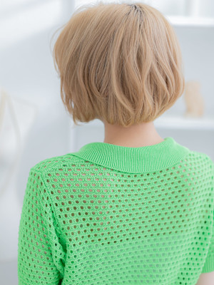 ナチュラルハイトーン前下がり小顔こなれボブ　フェザーショート