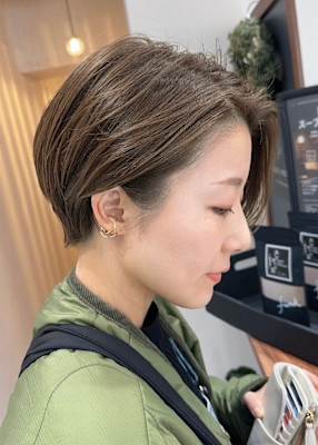 ヌードベージュのショートヘア