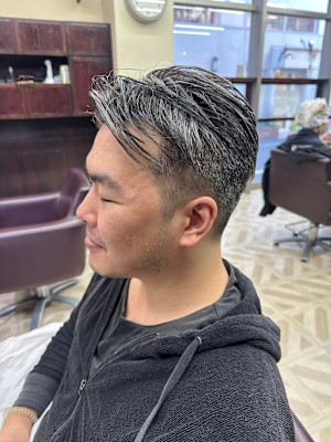 シルバーヘアを活かした大人のメンズスタイル