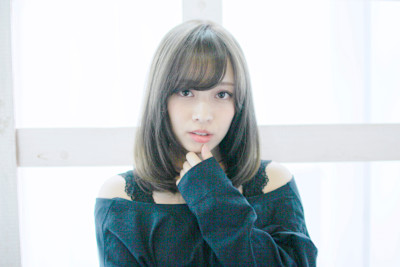 くすみベージュ/オリーブカラー/ミディアムレイヤー