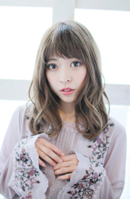 くすみベージュ/オリーブベージュ/ウェーブ巻き