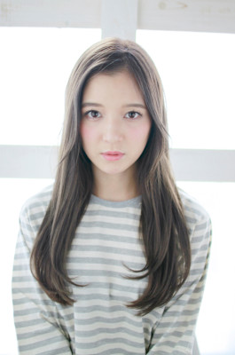 センターパート/ストレートロング/小顔/くすみベージュ