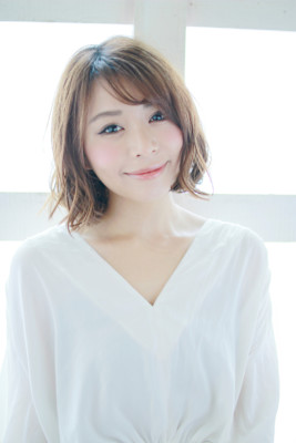 オリーブベージュ/外ハネ/ショートボブ/くすみベージュ