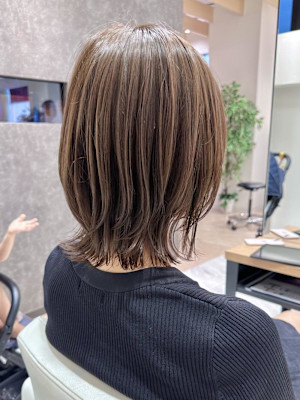 ミディアムウルフ くびれボブ レイヤーカット 外はね