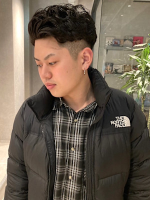 スパイラルパーマ　ツーブロック　束感　アップバング　刈り上げ