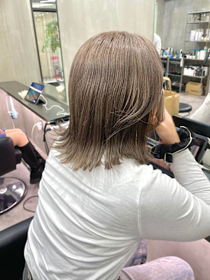 大人ボブ × スモーキーベージュ