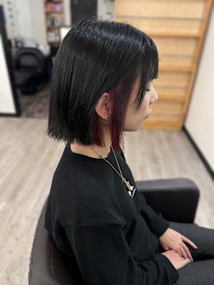 イヤリングカラー切りっぱなしボブスタイル