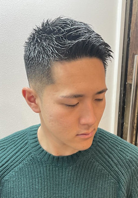 黒髪短髪アップバング