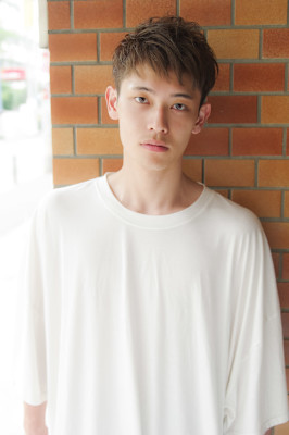 刈り上げツーブロック短髪アップバングハンサムショート