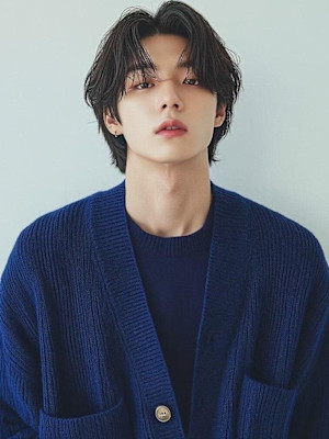 センターパートダウンパーマ韓国メンズヘア黒髪20代ビジネス