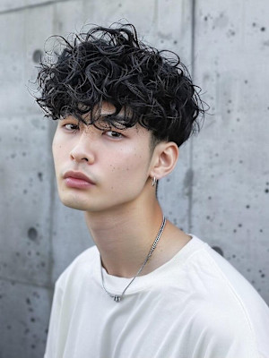 メンズパーマ　ツイストスパイラル　黒髪　ツーブロック