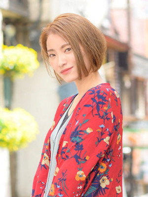 プラチナベージュ大人ショートボブ