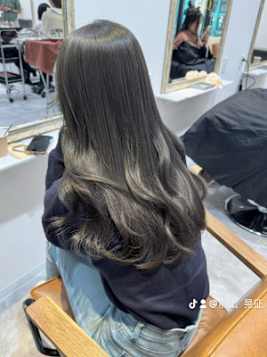 オリーブグレージュ