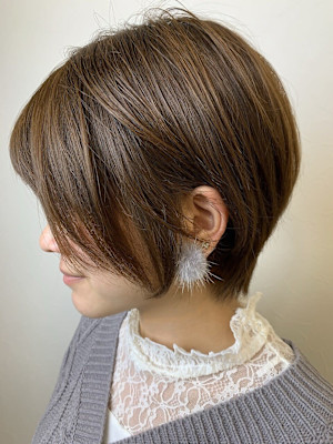 前下がりにナチュラルに小顔