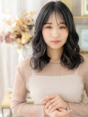 大人ガーリーゆるふわミディグレージュカラー　韓国風巻き