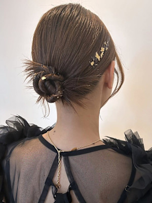 結婚式アレンジ　カチモリヘア　金箔　おくれ毛アレンジ