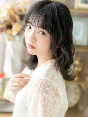 大人かわいい暗髪ミディアムレイヤーウルフ　韓国風巻き