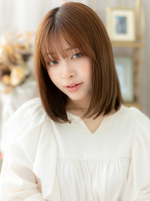 ミルクティーカラー艶髪ワンカールミディアム　細めハイライト