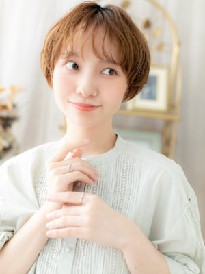 小顔ゆるふわ外国人風くせ毛マッシュパーマ　くすみベージュ