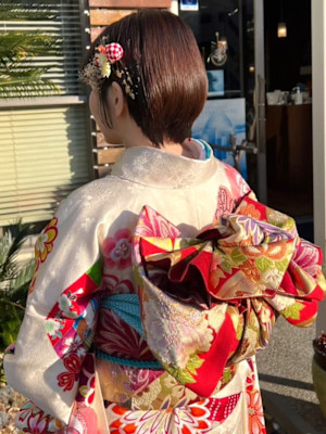 成人式ヘア　ショートアレンジ　耳掛けボブ　金箔　着物ヘア