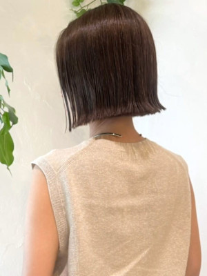 グレージュカラー　外ハネボブ　切りっぱなし　艶髪ショートボブ