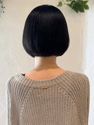 黒髪ボブ　前下がりショート　内巻きワンカール　艶髪