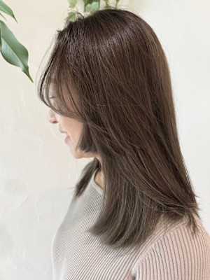 オリーブベージュ　白髪染め　顔周りレイヤー　セミロング