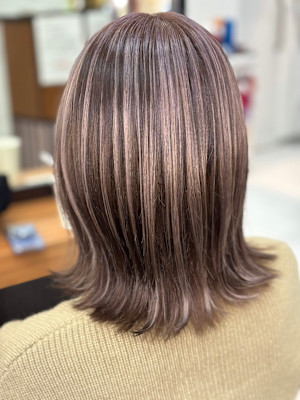 白髪をおしゃれに活かして楽しむ大人の《グレイヘア》