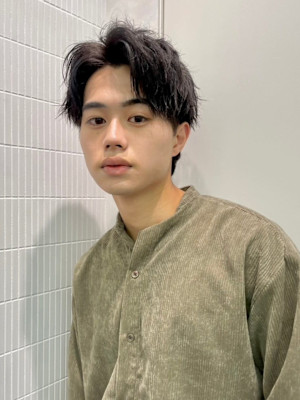 アップバングニュアンスパーマ　ピンカール　スーツOK　黒髪