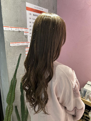 オリーブベージュ