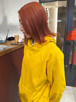 オレンジカラー　ミディアムレイヤー　ワンレン　艶髪ハイトーン