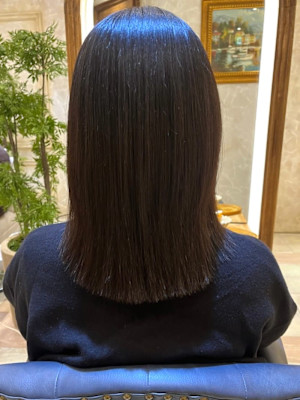 縮毛矯正　切りっぱなしミディアム　暗髪ヘア　ツヤツヤ