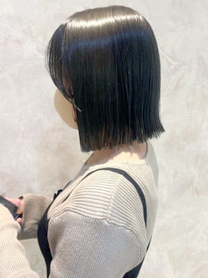 グリーンカラー　くすみカラー　艶髪ボブ　切りっぱなし