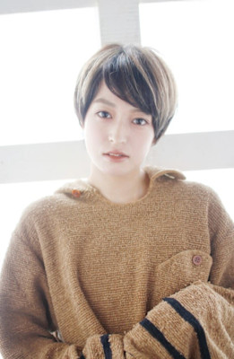 ナチュラルショート/斜めバング/アンブレラカラー