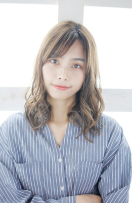 ハニーベージュ/斜めバング/ゆるふわ巻き