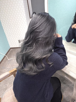 落ちるダークグレー