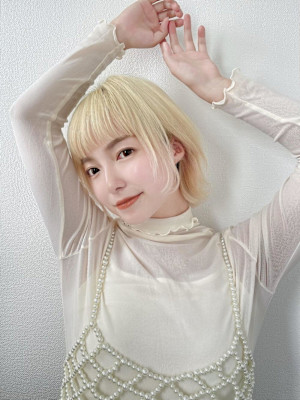 ハイトーンレイヤーボブ×ぱっつん前髪