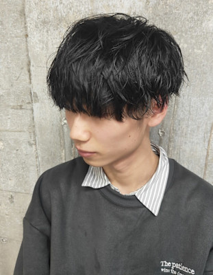 ソフトツイスパパーマ　ツーブロック　マッシュ　黒髪　束感