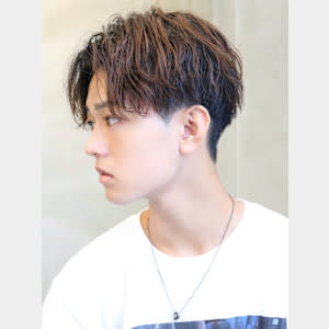 ウェーブミディアム 刈り上げソフトツイスト センターパート