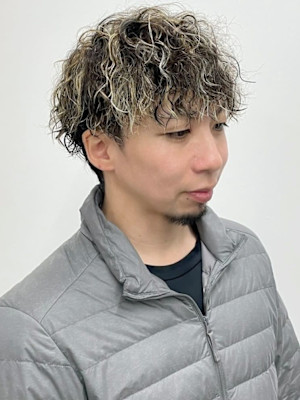 ハイライト　ブロンド　ツイスパ　ツーブロックマッシュ