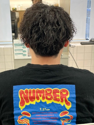 スパイラルパーマ　センターパート　マッシュ　刈り上げ