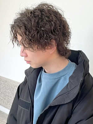 ブラウンカラー　スパイラルパーマ　マッシュウルフ　ミディアム